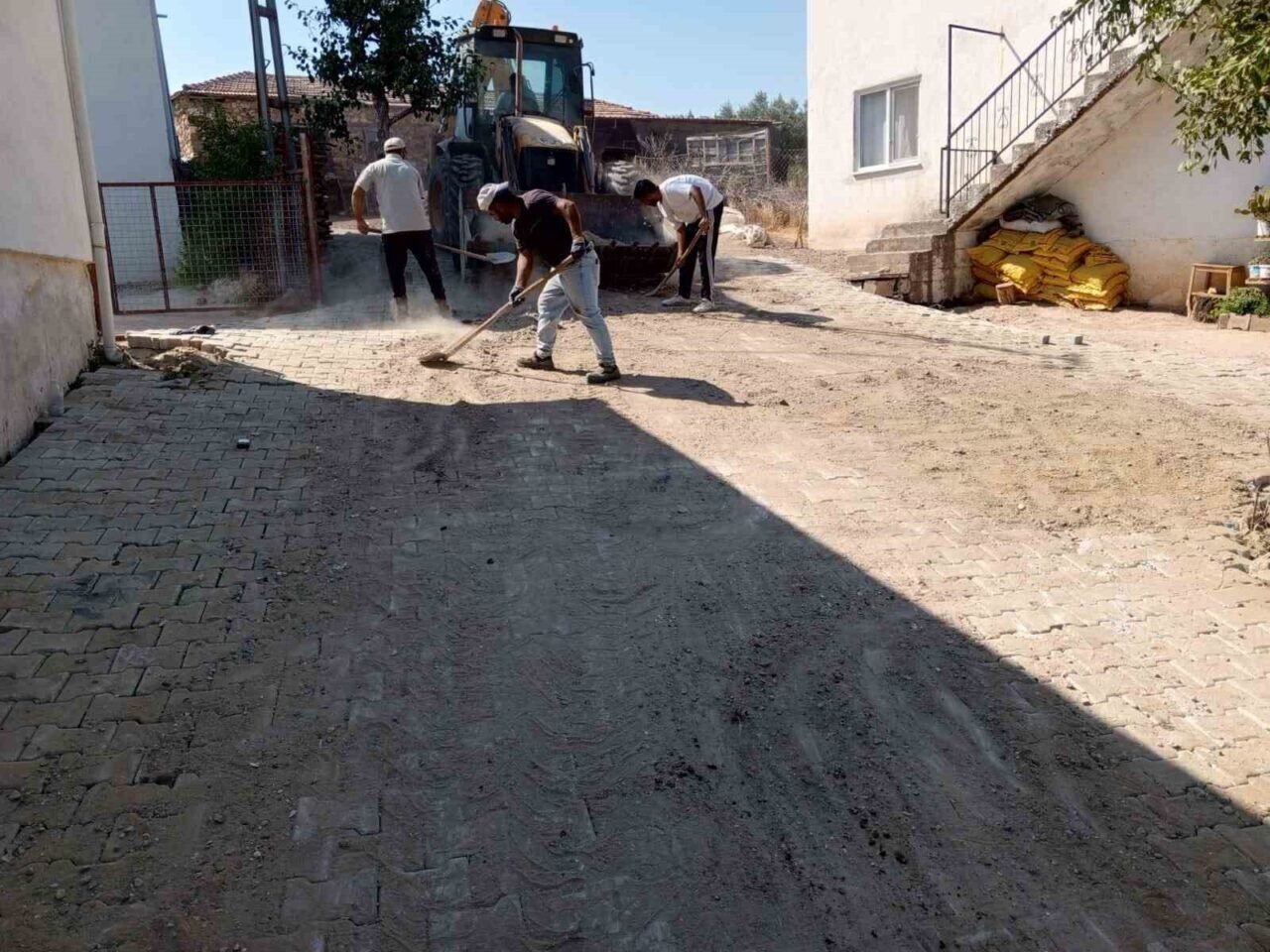 Karacasu’da parke taşı döşeme çalışmaları devam ediyor