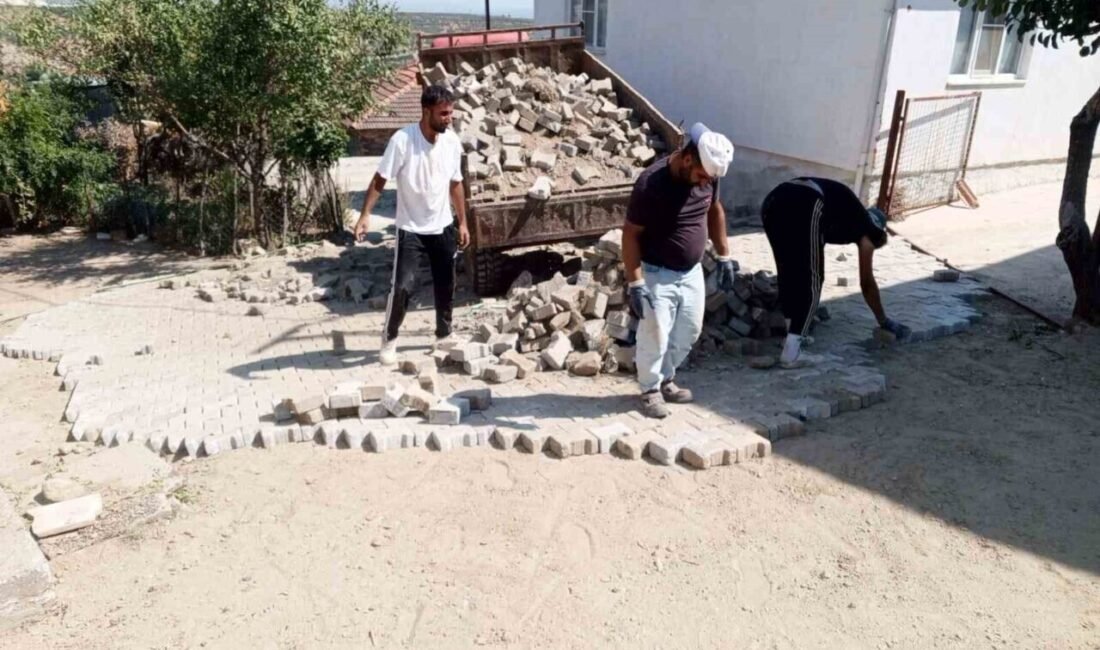 Aydın’ın Karacasu ilçesinde yo yapım çalışmalarına devam eden belediye ekiplerinin