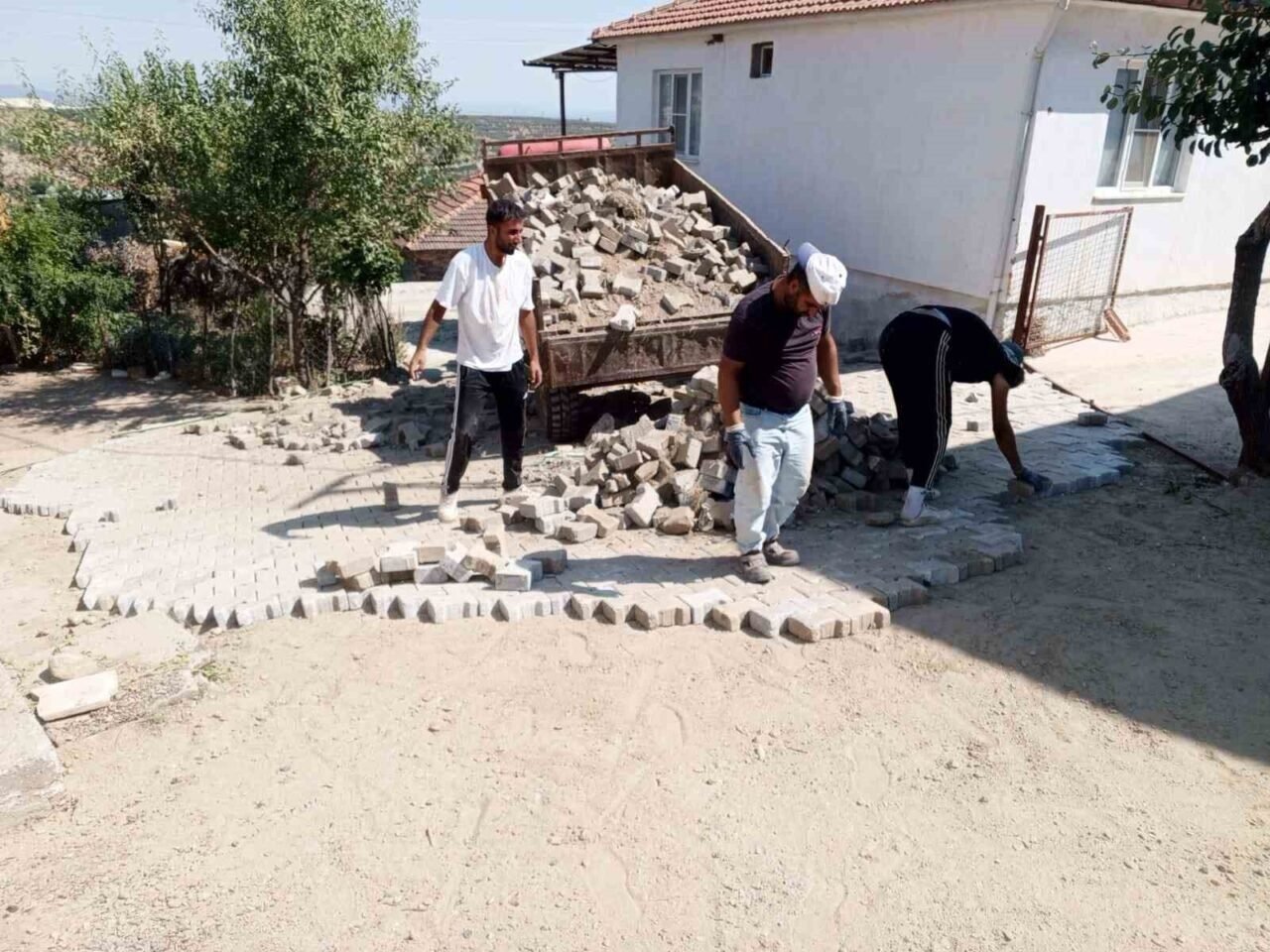 Karacasu’da parke taşı döşeme çalışmaları devam ediyor