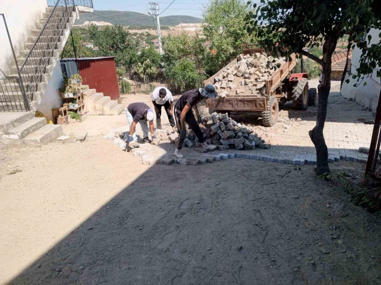 Karacasu’da parke taşı döşeme çalışmaları devam ediyor