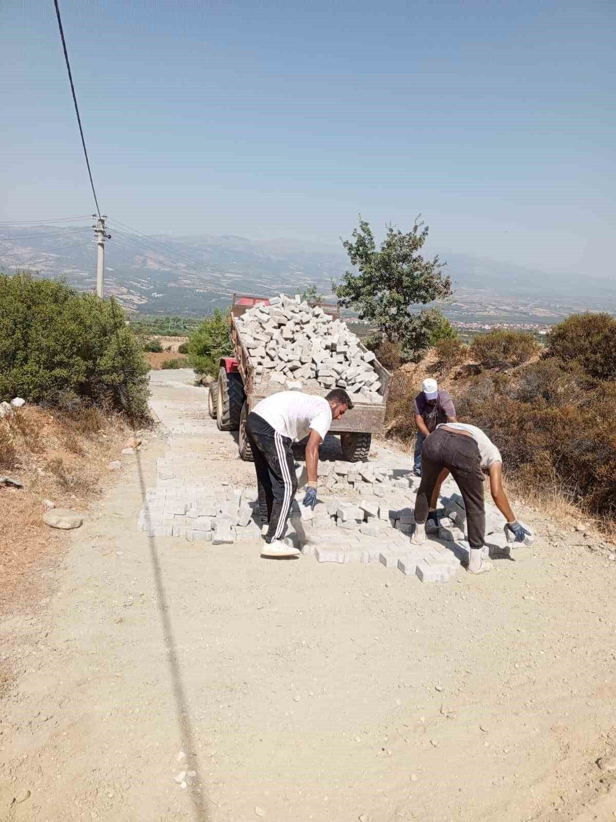 Karacasu’da parke taşı döşeme çalışmaları devam ediyor