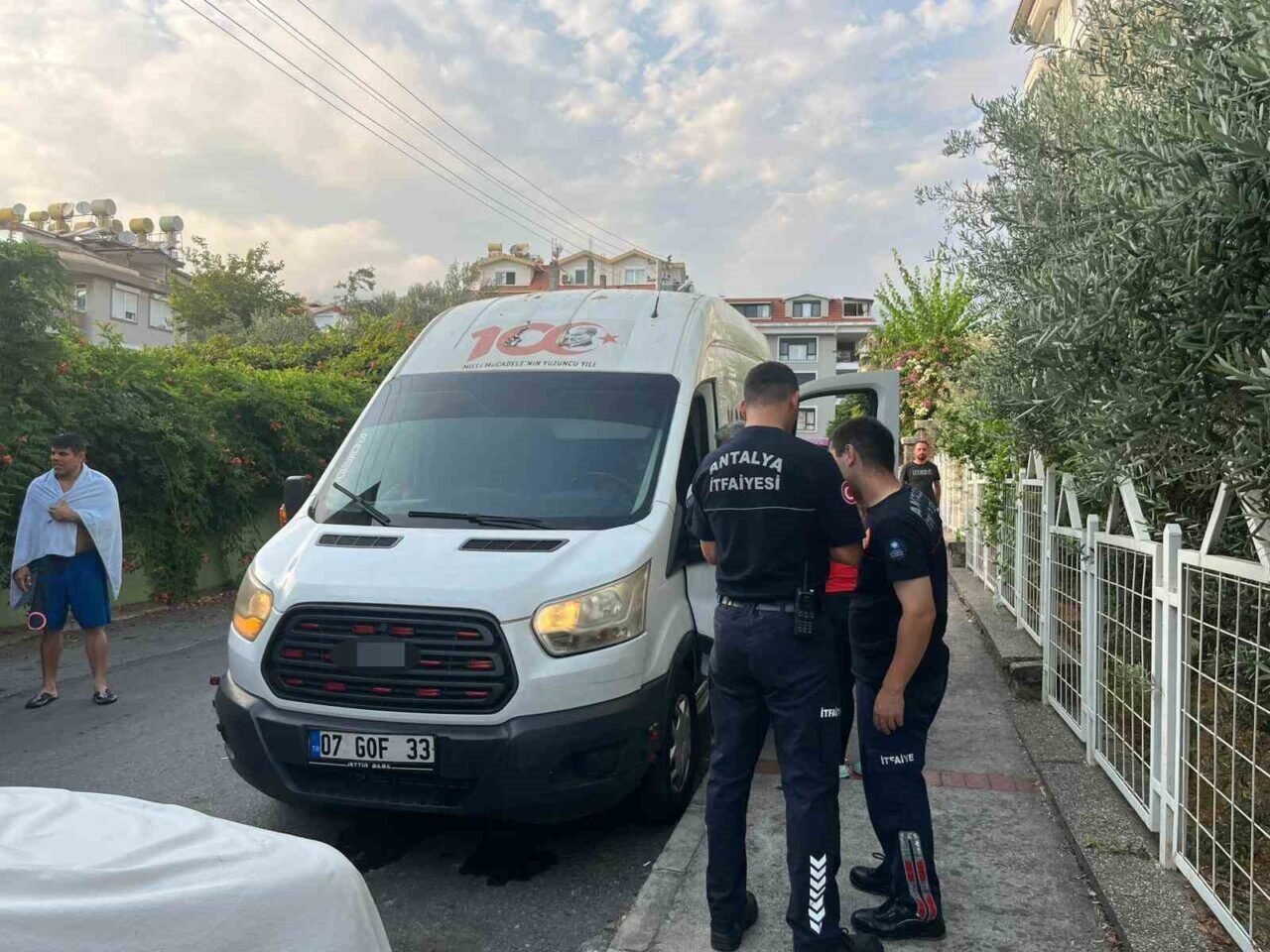 Kargo minibüsünde uyuyakalan sürücü ekipleri alarma geçirdi Kargo minibüsünde uyuyakalan sürücü ekipleri alarma geçirdi