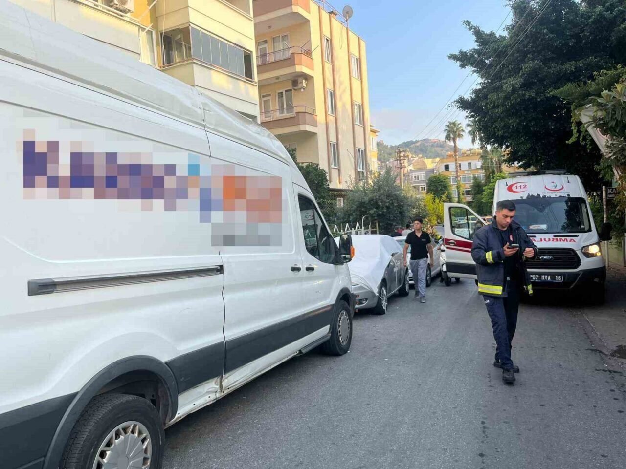 Kargo minibüsünde uyuyakalan sürücü ekipleri alarma geçirdi