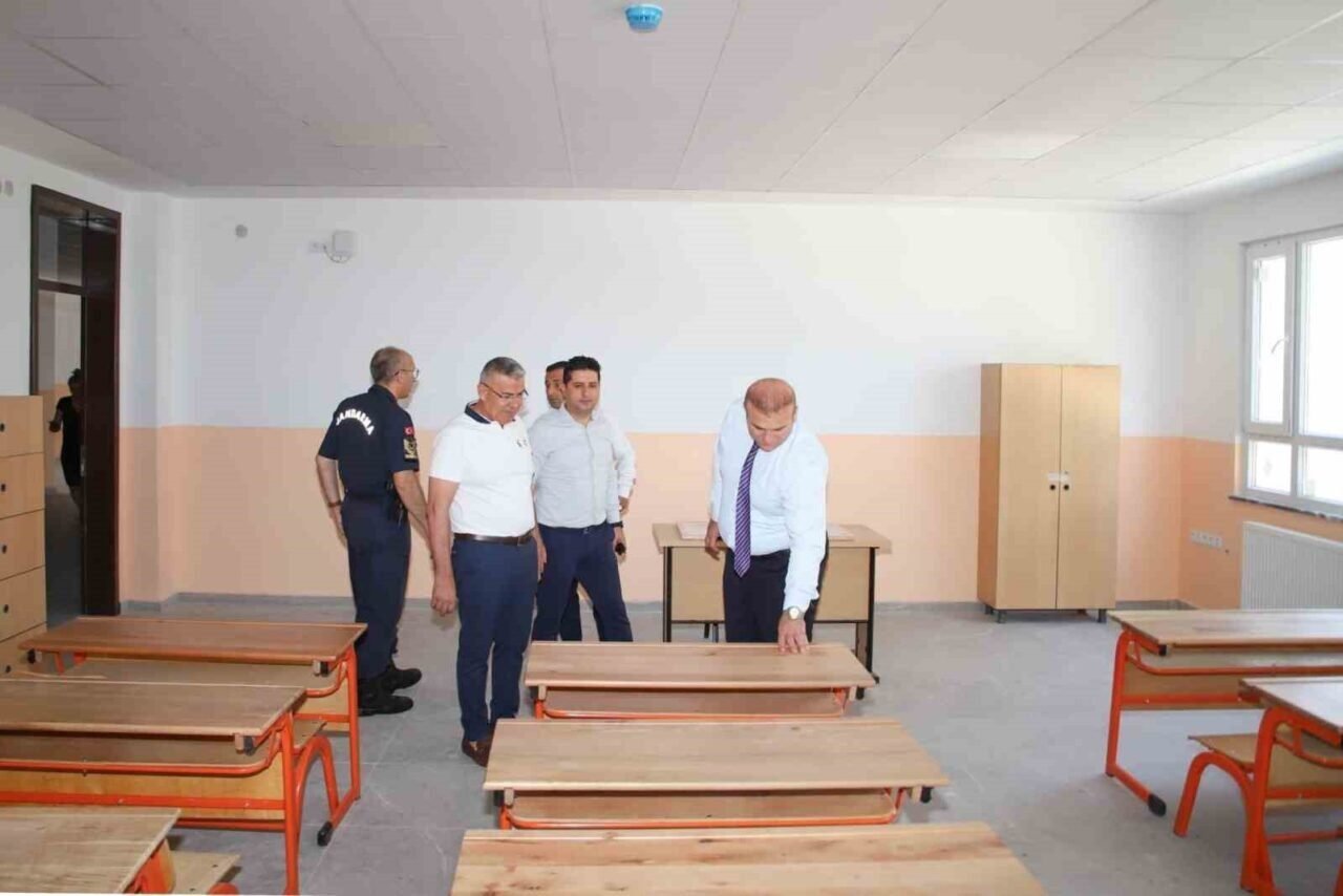 Kaymakam Taş, Köşk Adnan Menderes İlkokulu inşaatında incelemede bulundu