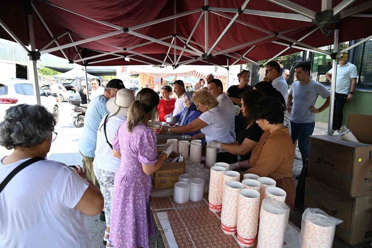 Kemer Belediyesi’nden aşure ikramı Kemer Belediyesi’nden aşure ikramı
