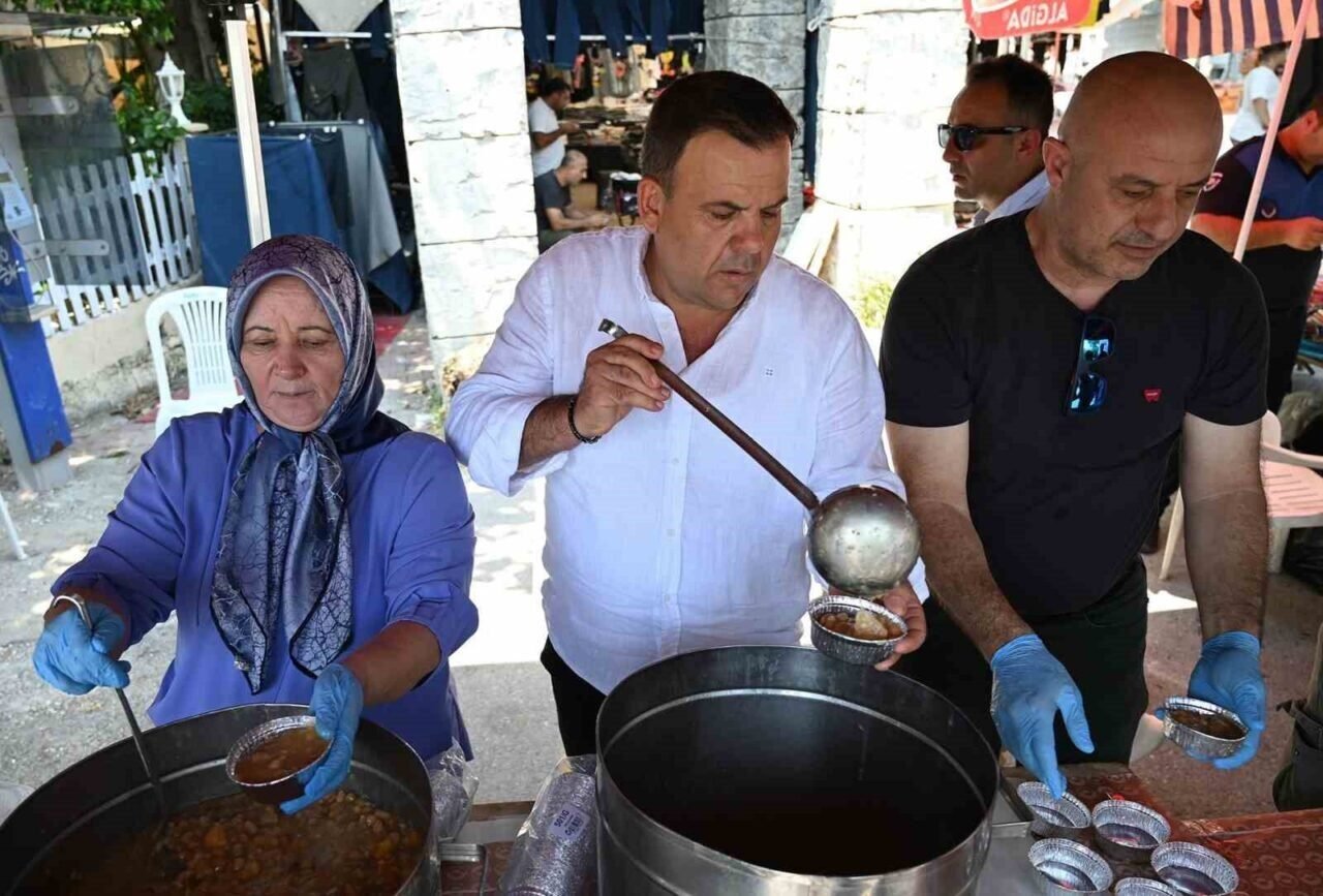 Kemer Belediyesi’nden aşure ikramı