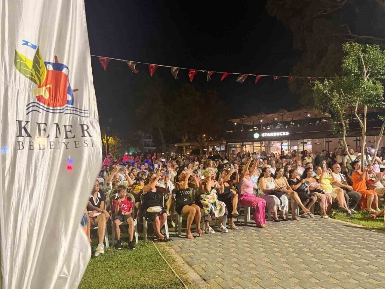 Kemer’de Gürcü dans topluluğunun gösterisi izleyenleri hayran bıraktı