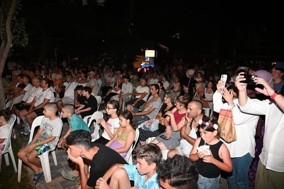 Kemer’de Gürcü dans topluluğunun gösterisi izleyenleri hayran bıraktı