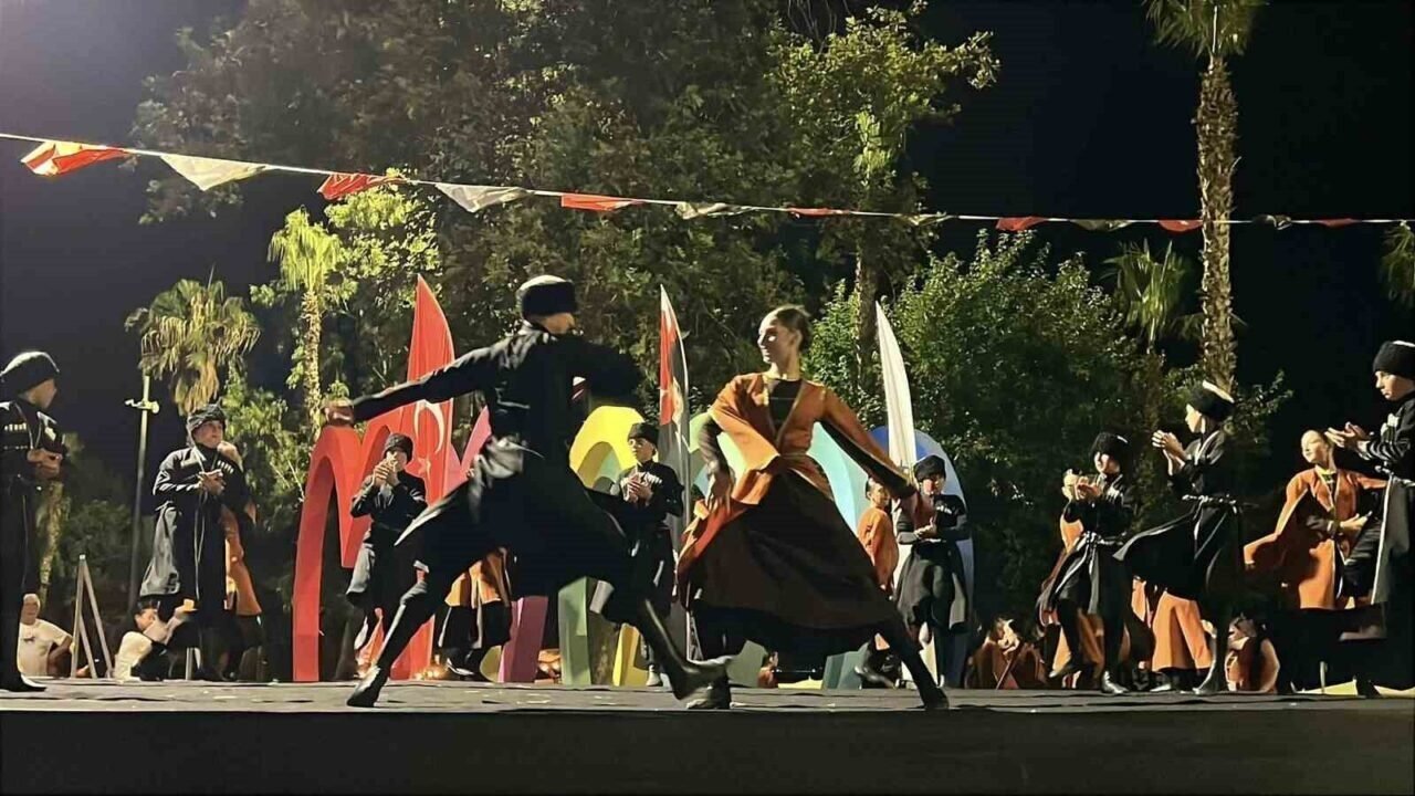 Kemer’de Gürcü dans topluluğunun gösterisi izleyenleri hayran bıraktı Kemer’de Gürcü dans topluluğunun gösterisi izleyenleri hayran bıraktı