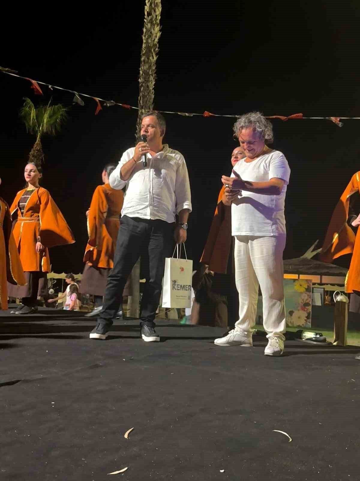 Kemer’de Gürcü dans topluluğunun gösterisi izleyenleri hayran bıraktı