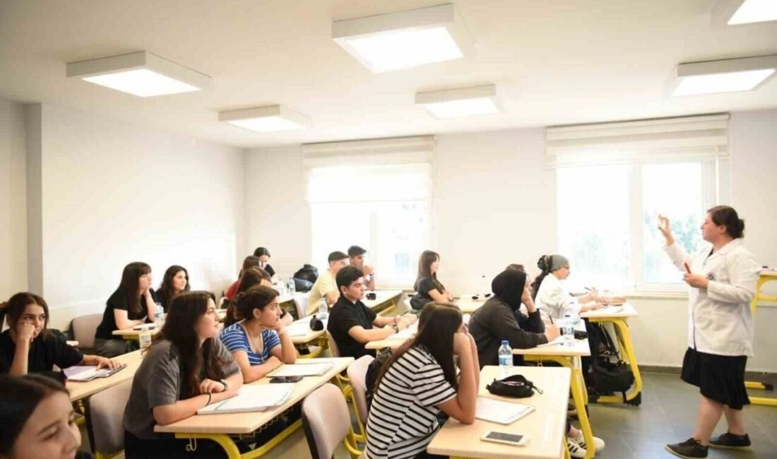Kepez’den ücretsiz yaz dönemi YKS hazırlık kursu Kepez Belediyesi, üniversite hayali kuran gençler için yaz döneminde de