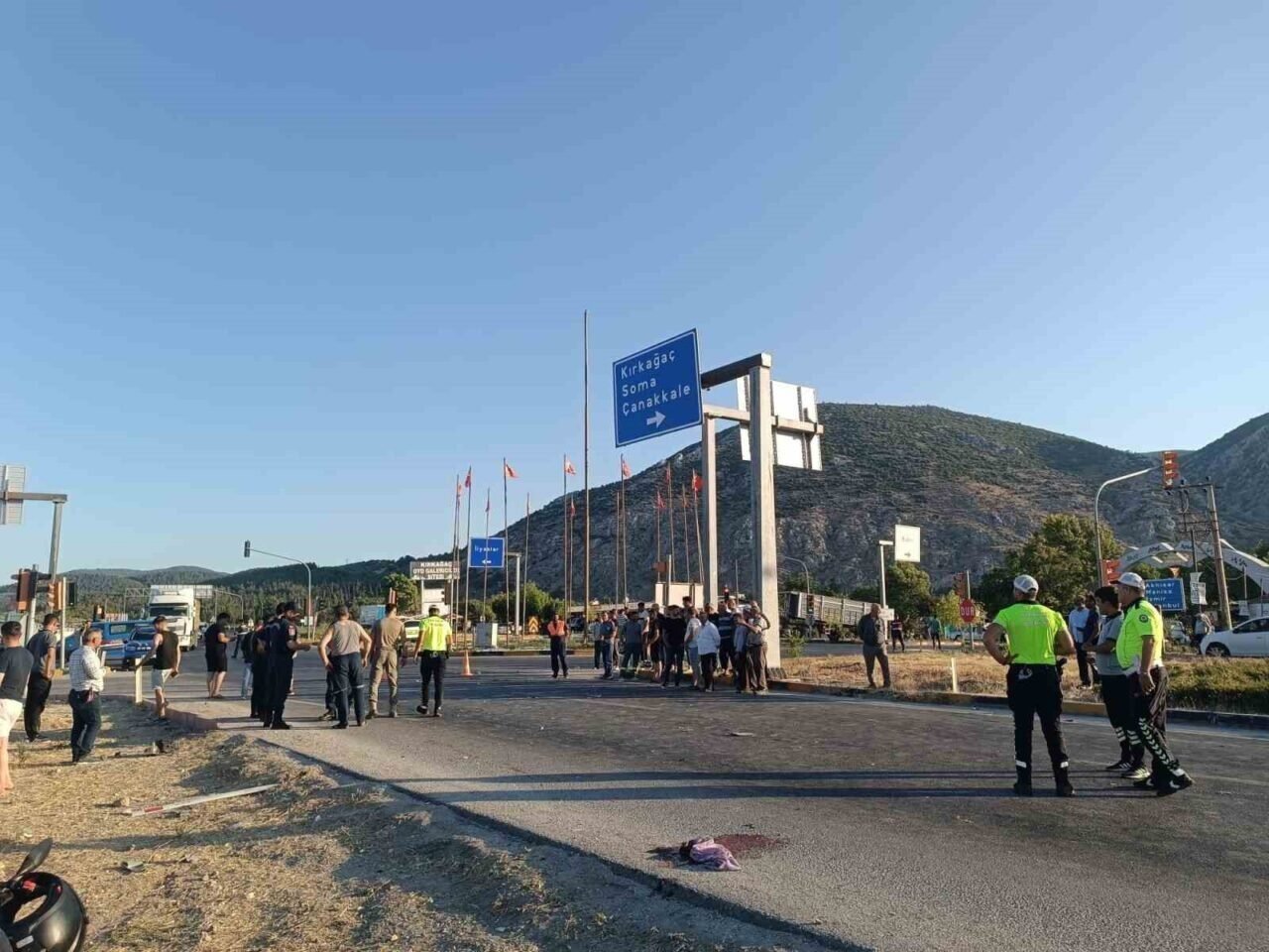 Kırkağaç’ta hafif ticari araç ile motosikletin çarpıştığı feci kaza kamerada: 1 ölü, 1 yaralı Kırkağaç’ta hafif ticari araç ile motosikletin çarpıştığı feci kaza kamerada: 1 ölü, 1 yaralı