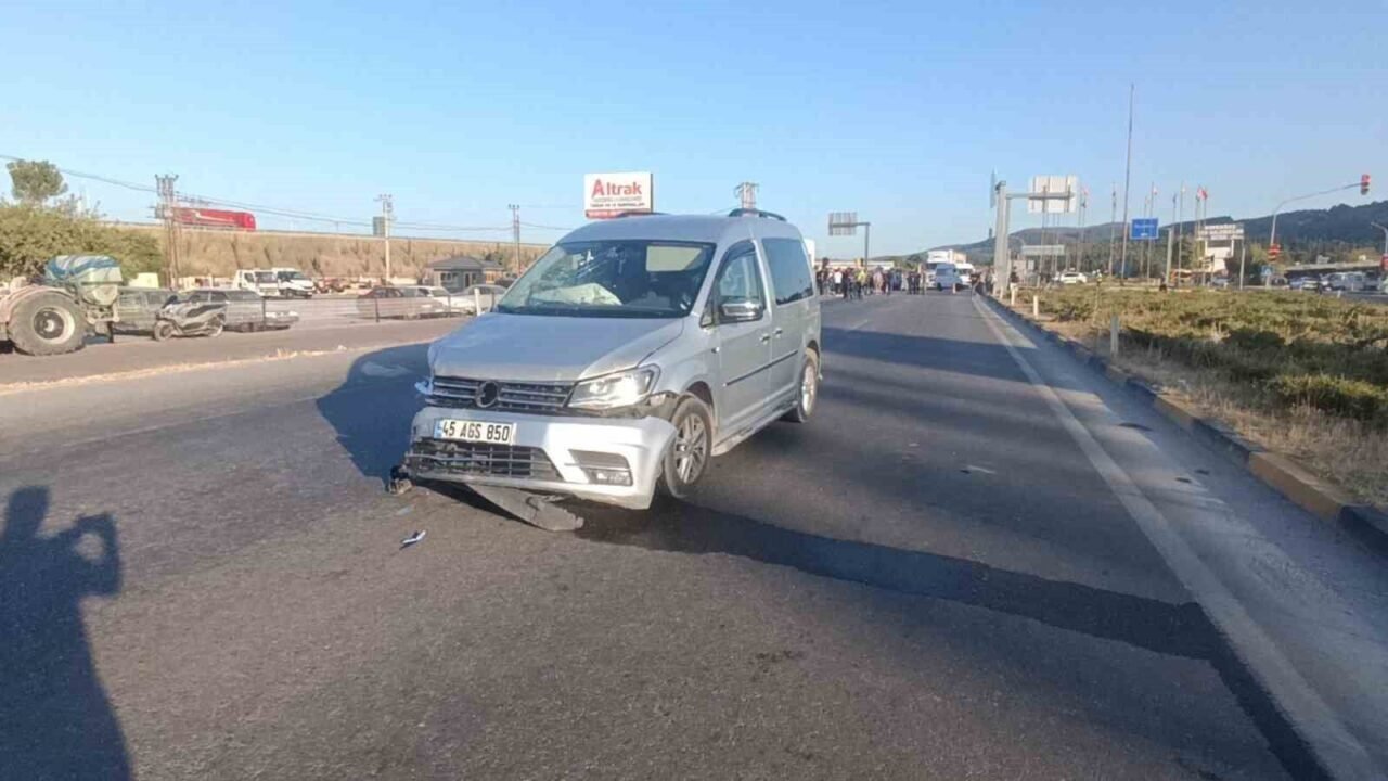 Kırkağaç’ta hafif ticari araç ile motosikletin çarpıştığı feci kaza kamerada: 1 ölü, 1 yaralı