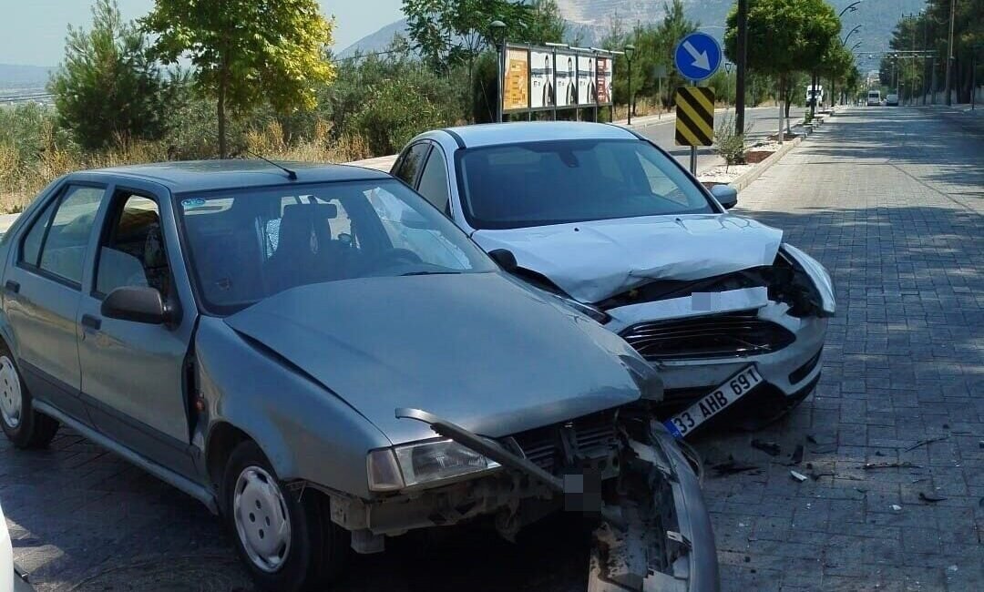 Manisa’nın Kırkağaç ilçesinde iki otomobilin çarpışması sonucu meydana gelen trafik