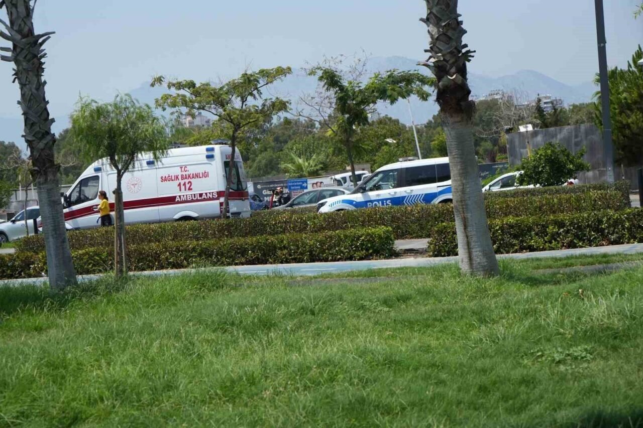 Konyaaltı Sahili’nde vücudunda kesikler bulunan erkek cesedi bulundu