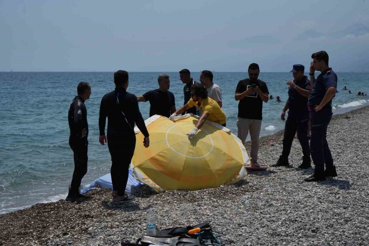 Konyaaltı Sahili’nde vücudunda kesikler bulunan erkek cesedi bulundu