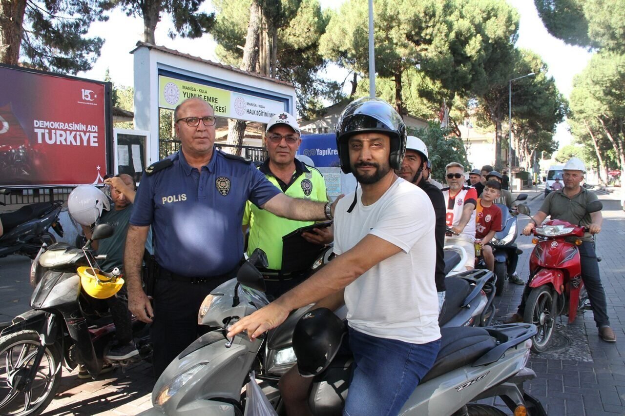 Kula’da motosiklet sürücülerine ücretsiz kask dağıtıldı