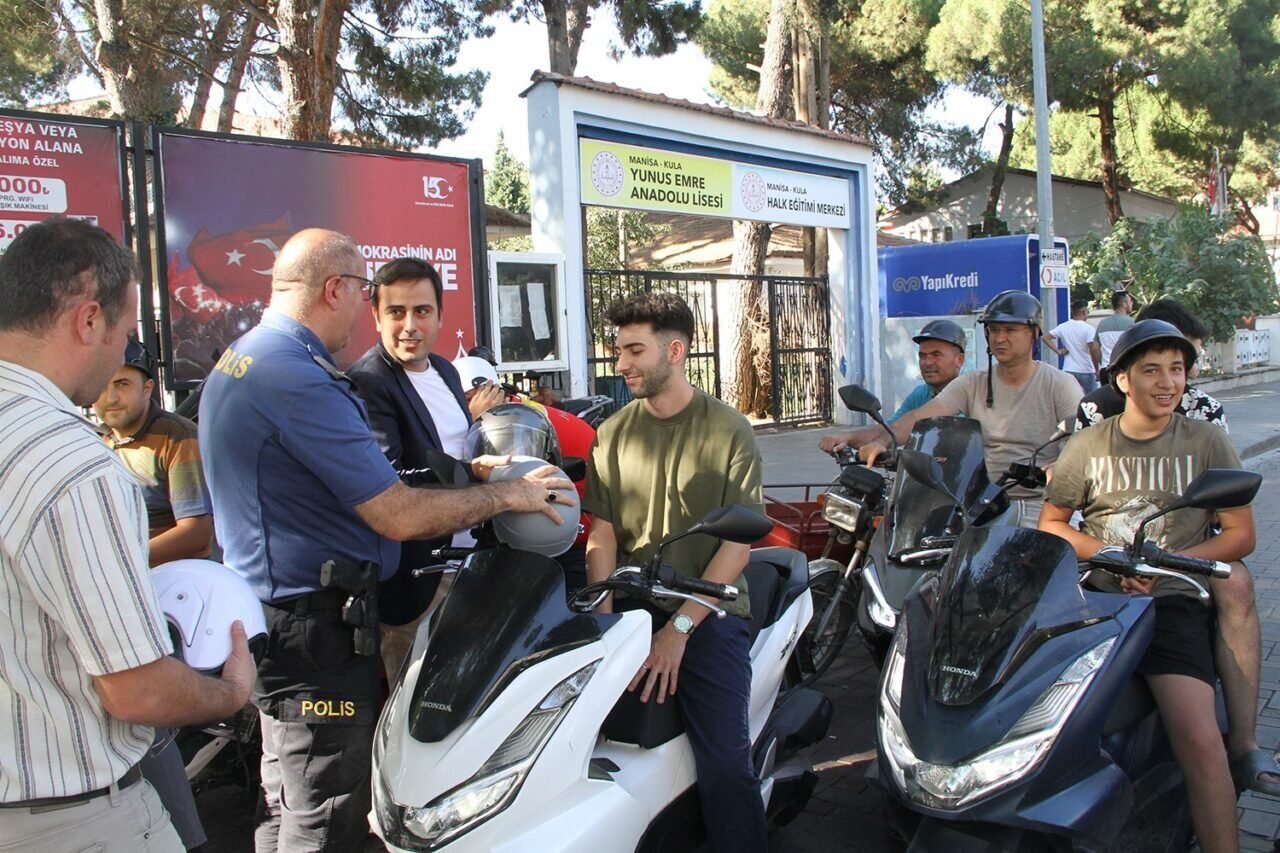 Kula’da motosiklet sürücülerine ücretsiz kask dağıtıldı