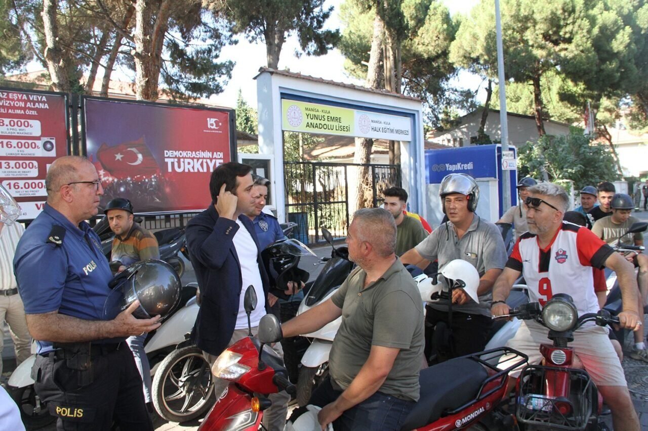 Kula’da motosiklet sürücülerine ücretsiz kask dağıtıldı