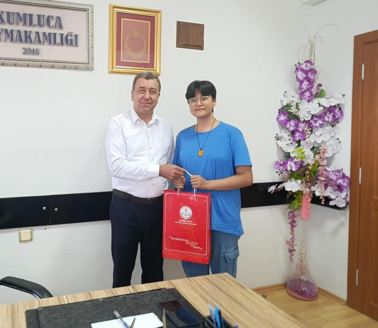 Kumluca’da YKS’de ilk bine giren üç öğrenciye ödül