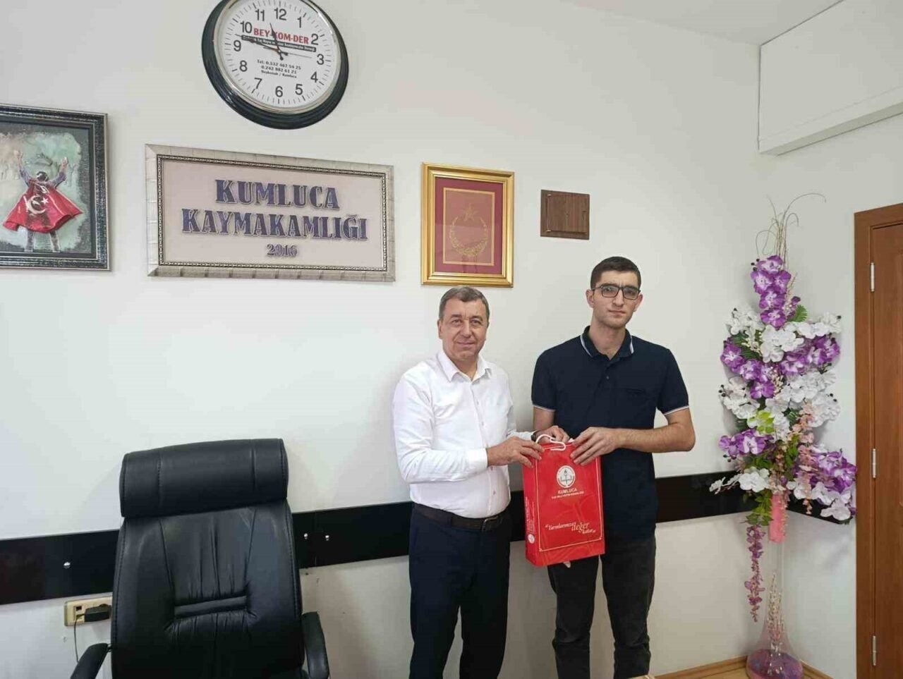Kumluca’da YKS’de ilk bine giren üç öğrenciye ödül