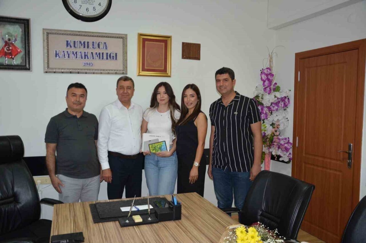 Kumluca’da YKS’de ilk bine giren üç öğrenciye ödül