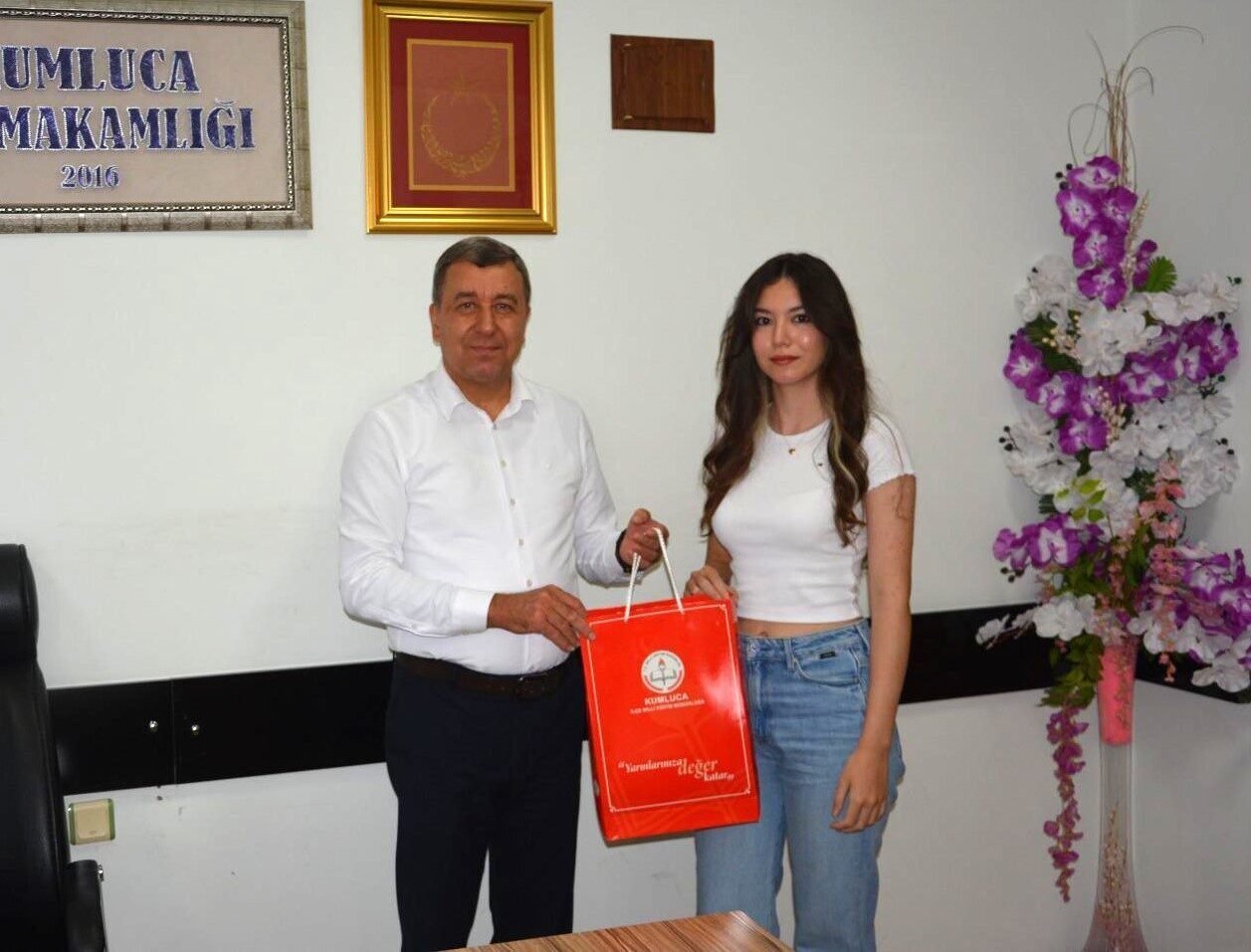 Kumluca’da YKS’de ilk bine giren üç öğrenciye ödül
