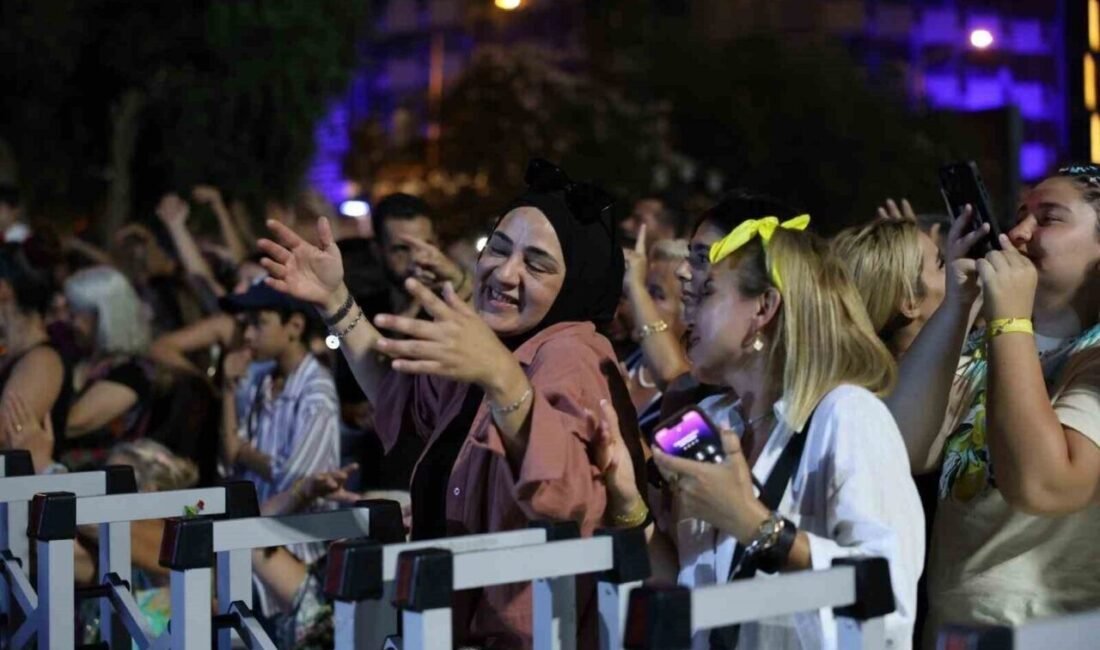 Aydın’ın Kuşadası ilçesinde vatandaşlar, Büyükşehir Belediyesi tarafından düzenlenen ‘Yaz Konserleri’