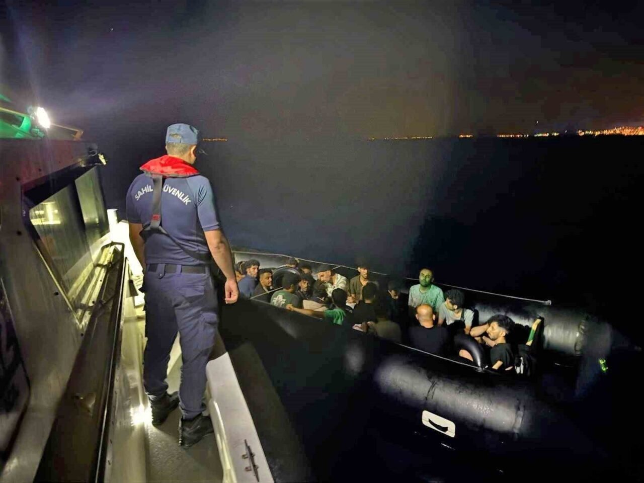 Kuşadası’nda 18 düzensiz göçmen kurtarıldı Kuşadası’nda 18 düzensiz göçmen kurtarıldı