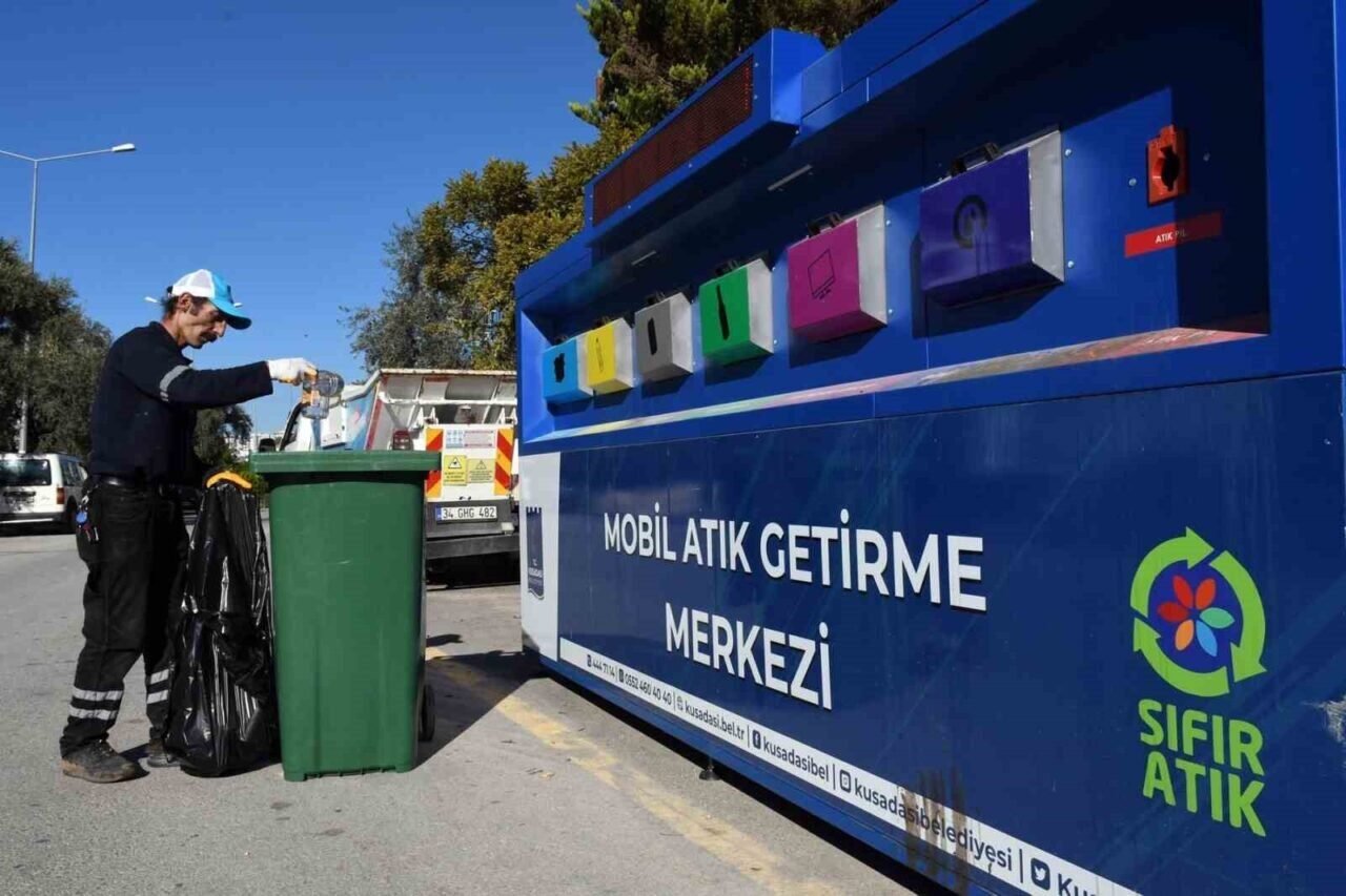 Kuşadası’nda temizlik çalışmaları sürüyor