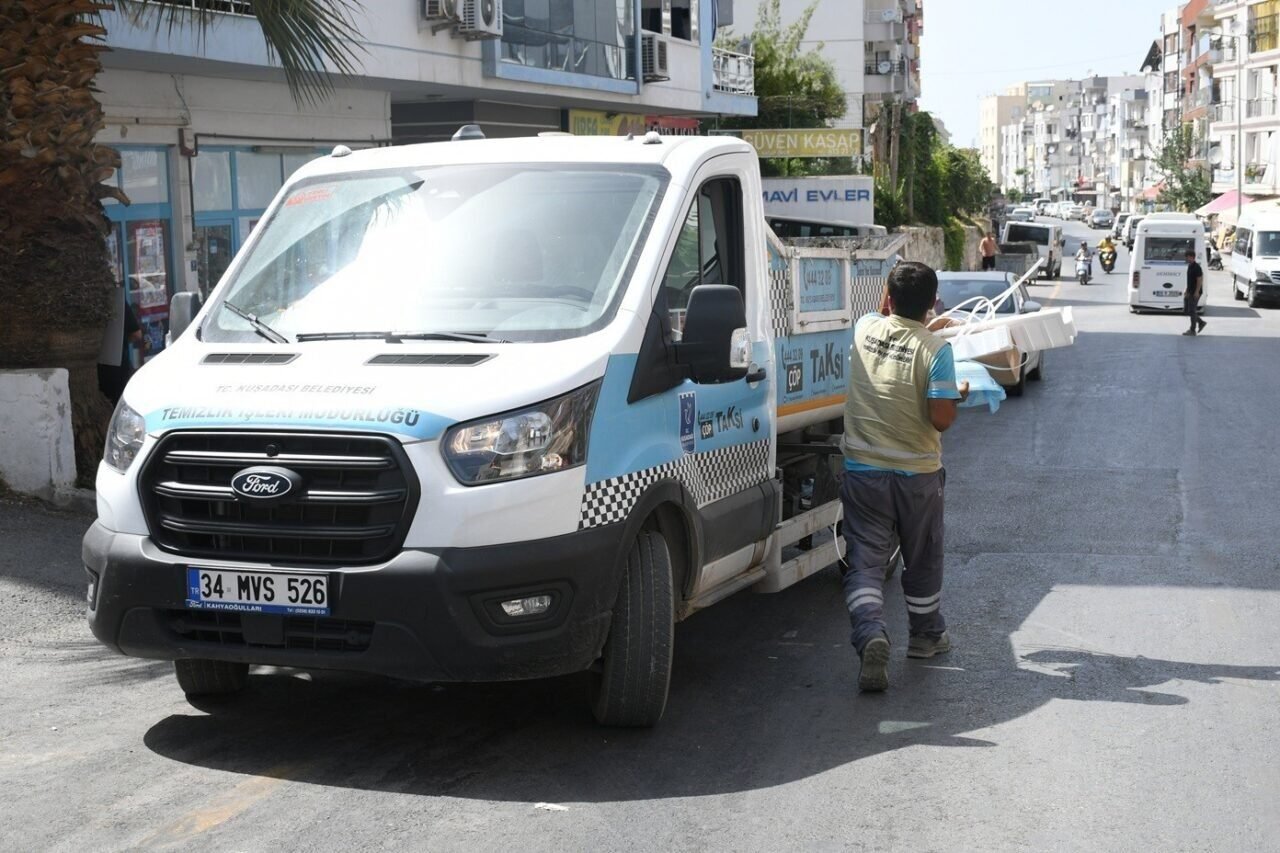 Kuşadası’nda temizlik çalışmaları sürüyor