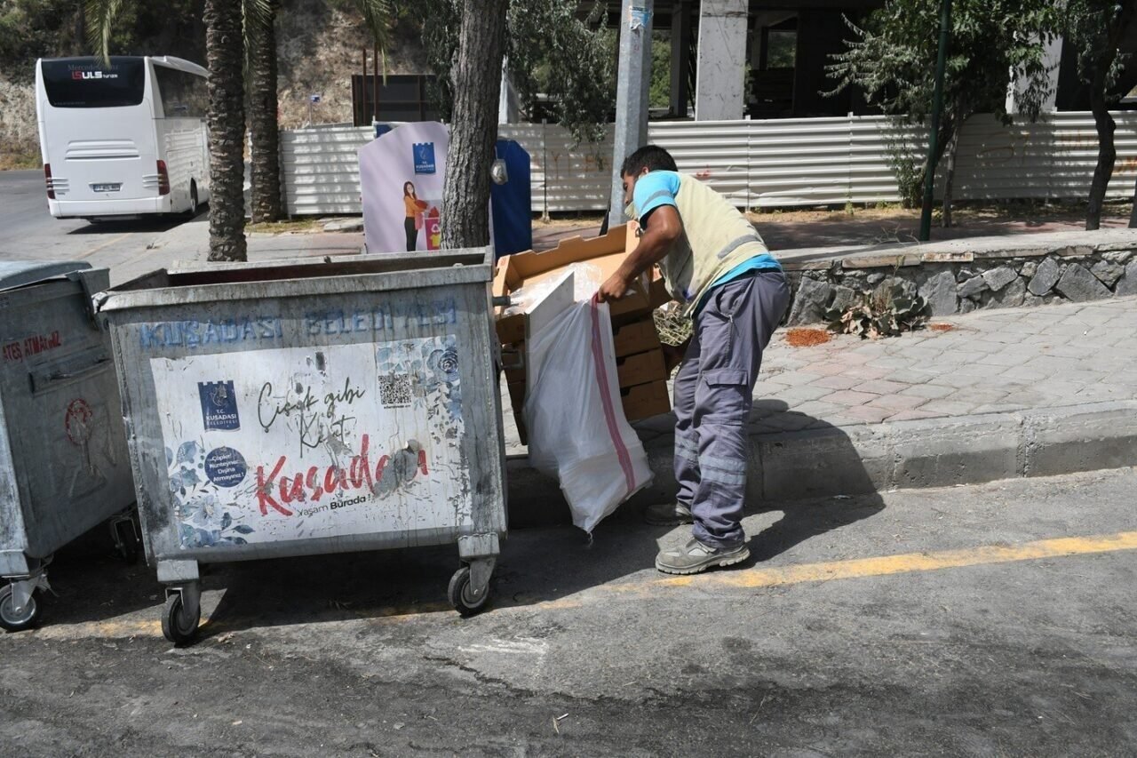Kuşadası’nda temizlik çalışmaları sürüyor
