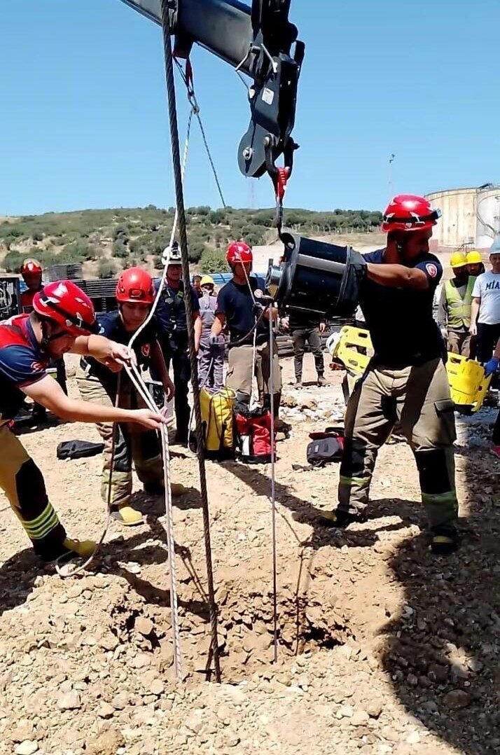 Kuyuya düşen kişiyi itfaiye ekipleri kurtardı Kuyuya düşen kişiyi itfaiye ekipleri kurtardı