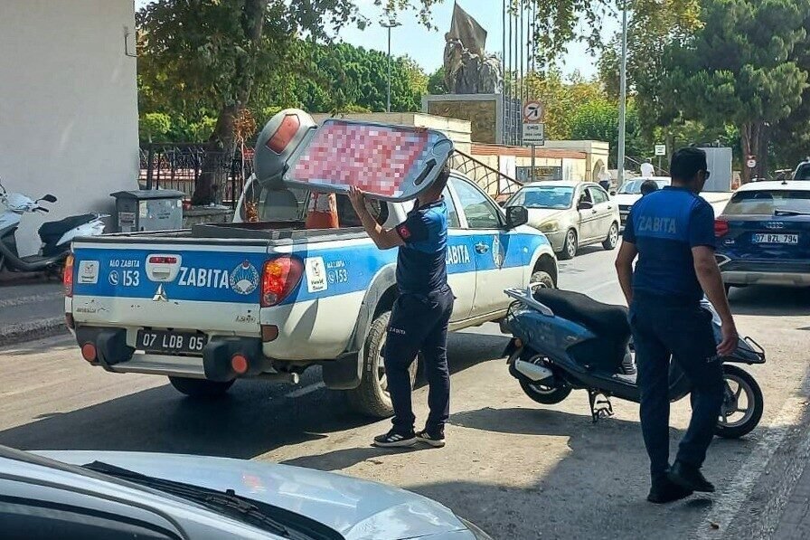Manavgat Belediyesi Zabıta Müdürlüğü ekipleri, kamuya ait alanlarda yapılan izinsiz