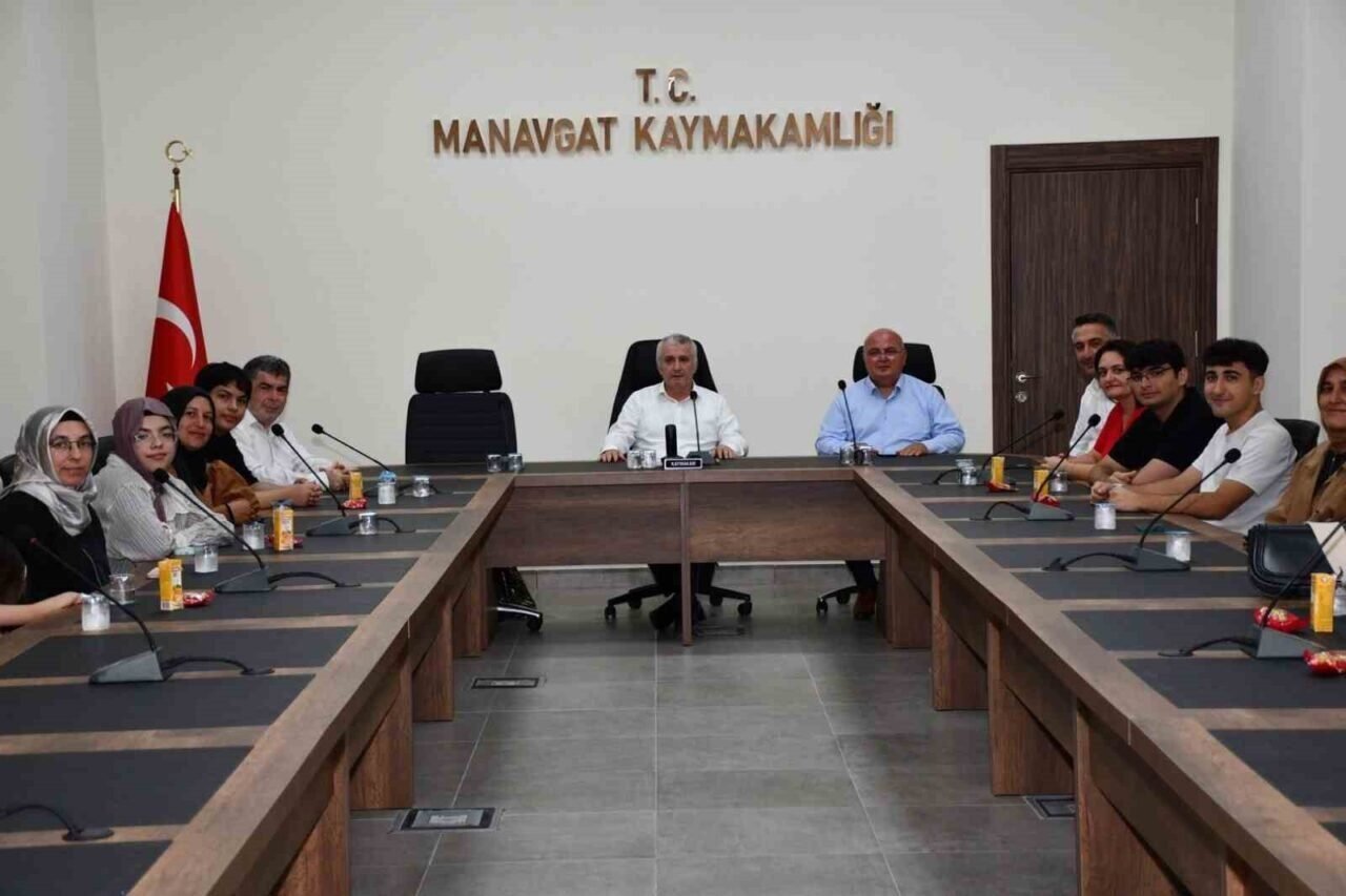 Manavgat’ın başarılı öğrencileri ödüllendirildi Manavgat’ın başarılı öğrencileri ödüllendirildi