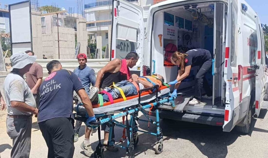 Antalya’nın Manavgat ilçesinde inşaatta çalışan işçi 3 metre yükseklikten düşerek