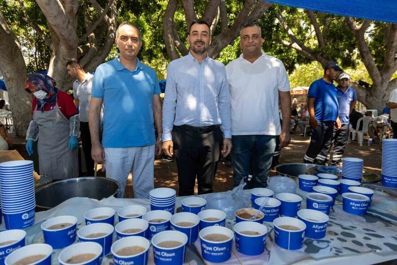 Manavgat’ta vatandaşlara aşure ikram edildi