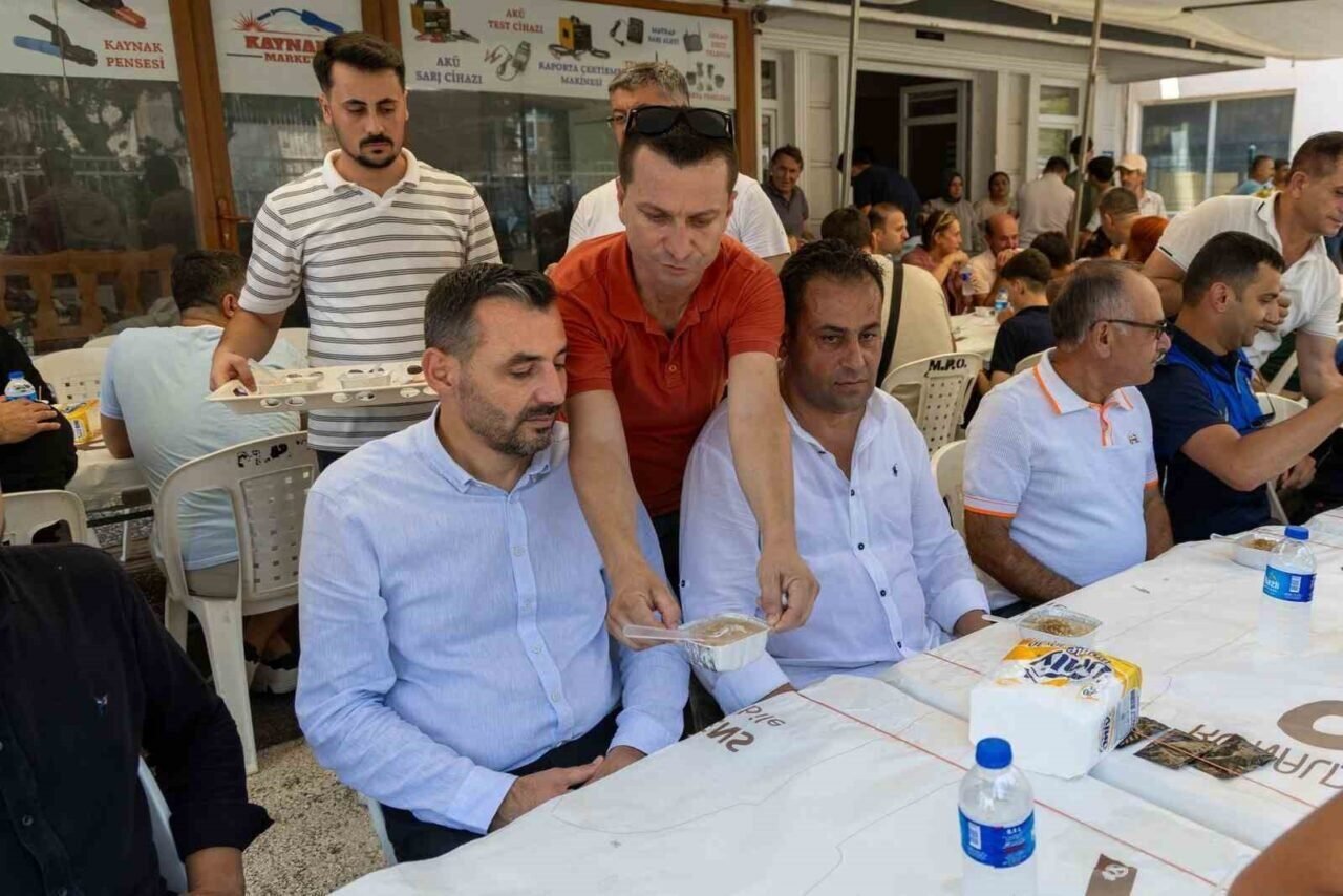 Manavgat’ta vatandaşlara aşure ikram edildi