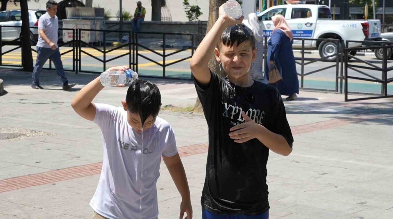 Manisa kavurucu sıcaklara teslim oldu