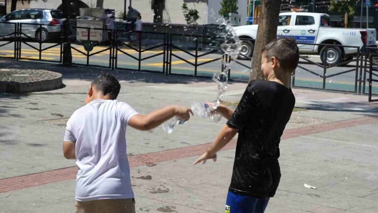 Manisa kavurucu sıcaklara teslim oldu Manisa kavurucu sıcaklara teslim oldu