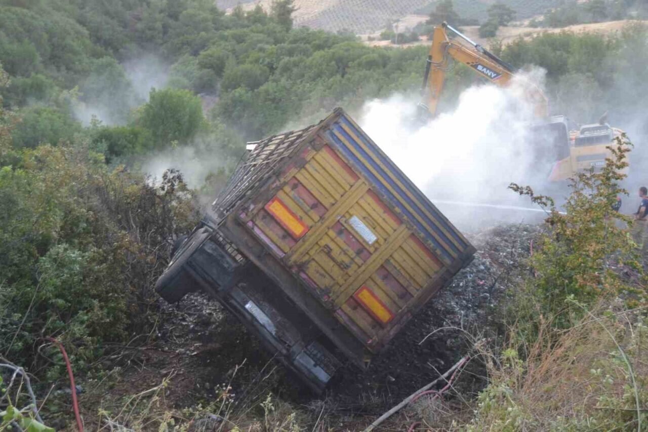 Manisa’da alev alan kamyon şarampole uçtu, yangın ormana sıçramadan söndürüldü Manisa’da alev alan kamyon şarampole uçtu, yangın ormana sıçramadan söndürüldü