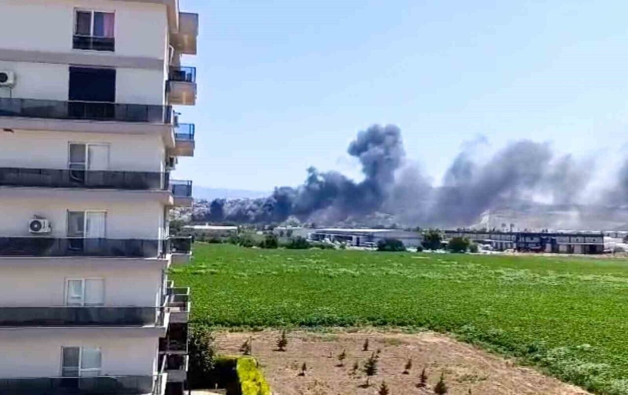 Manisa’da hurda deposunda yangın kontrol altına alındı Manisa’da hurda deposunda yangın kontrol altına alındı