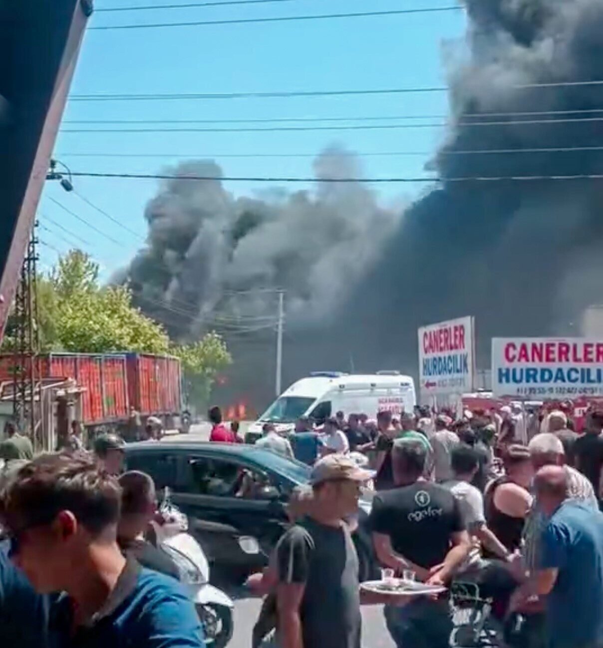 Manisa’da hurda deposunda yangın kontrol altına alındı