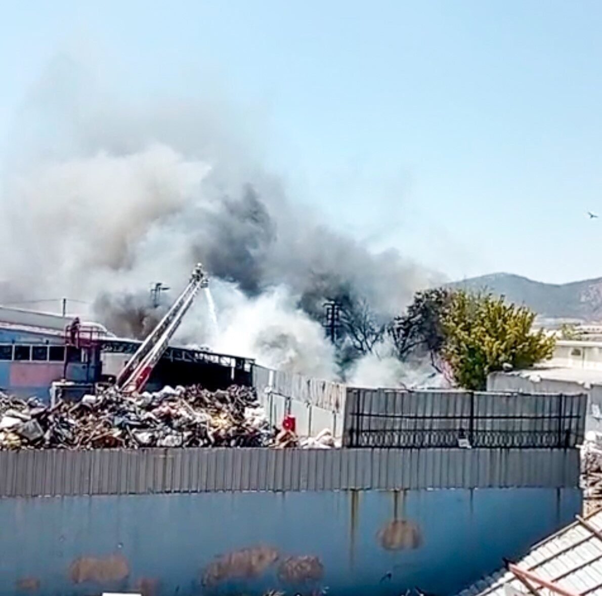 Manisa’da hurda deposunda yangın kontrol altına alındı