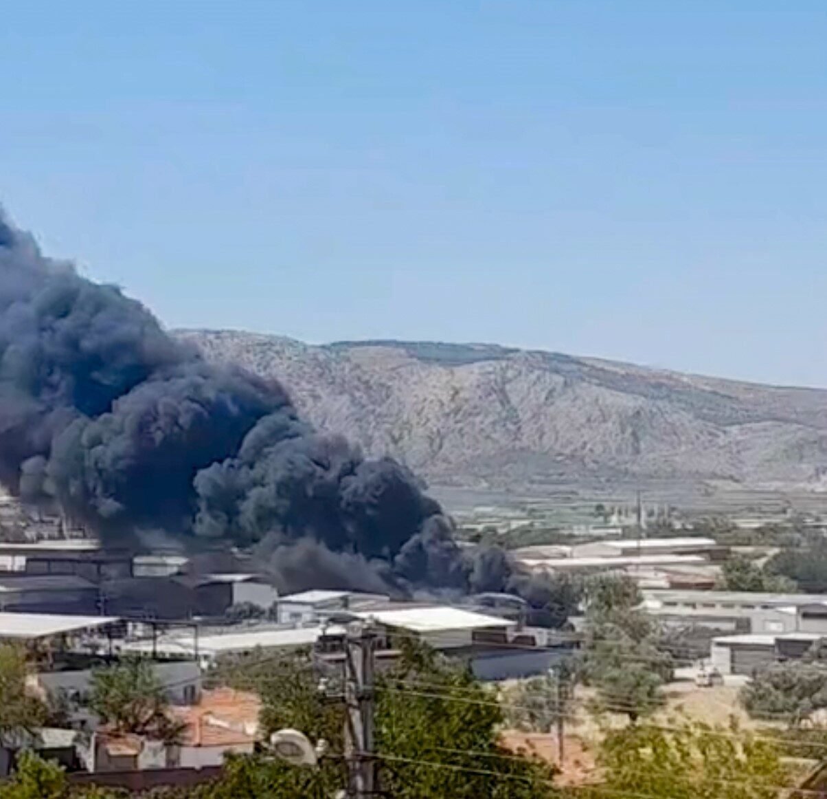 Manisa’da hurda deposunda yangın kontrol altına alındı