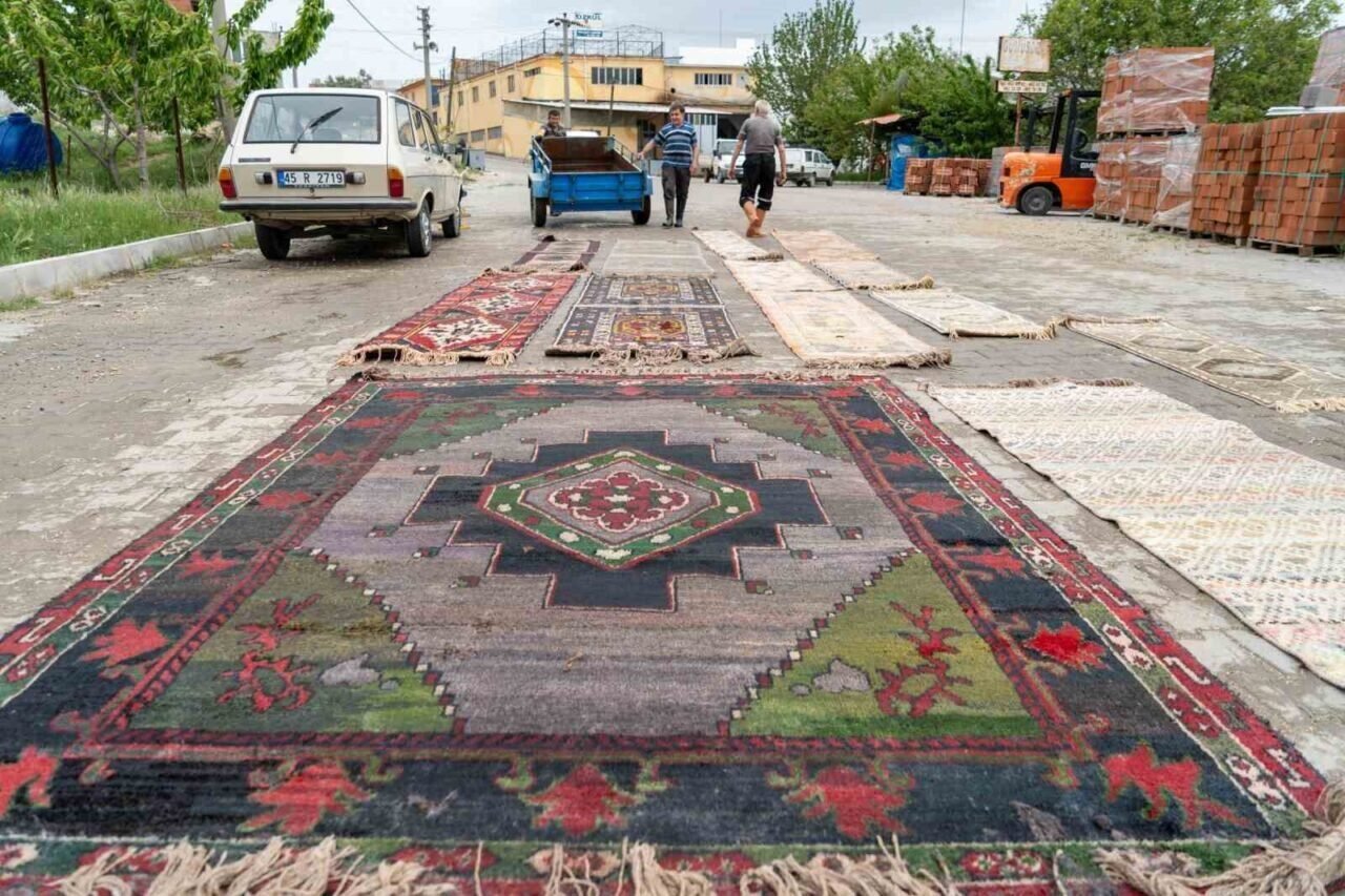 Manisa’da şaşkına çeviren halı eskitme yöntemi