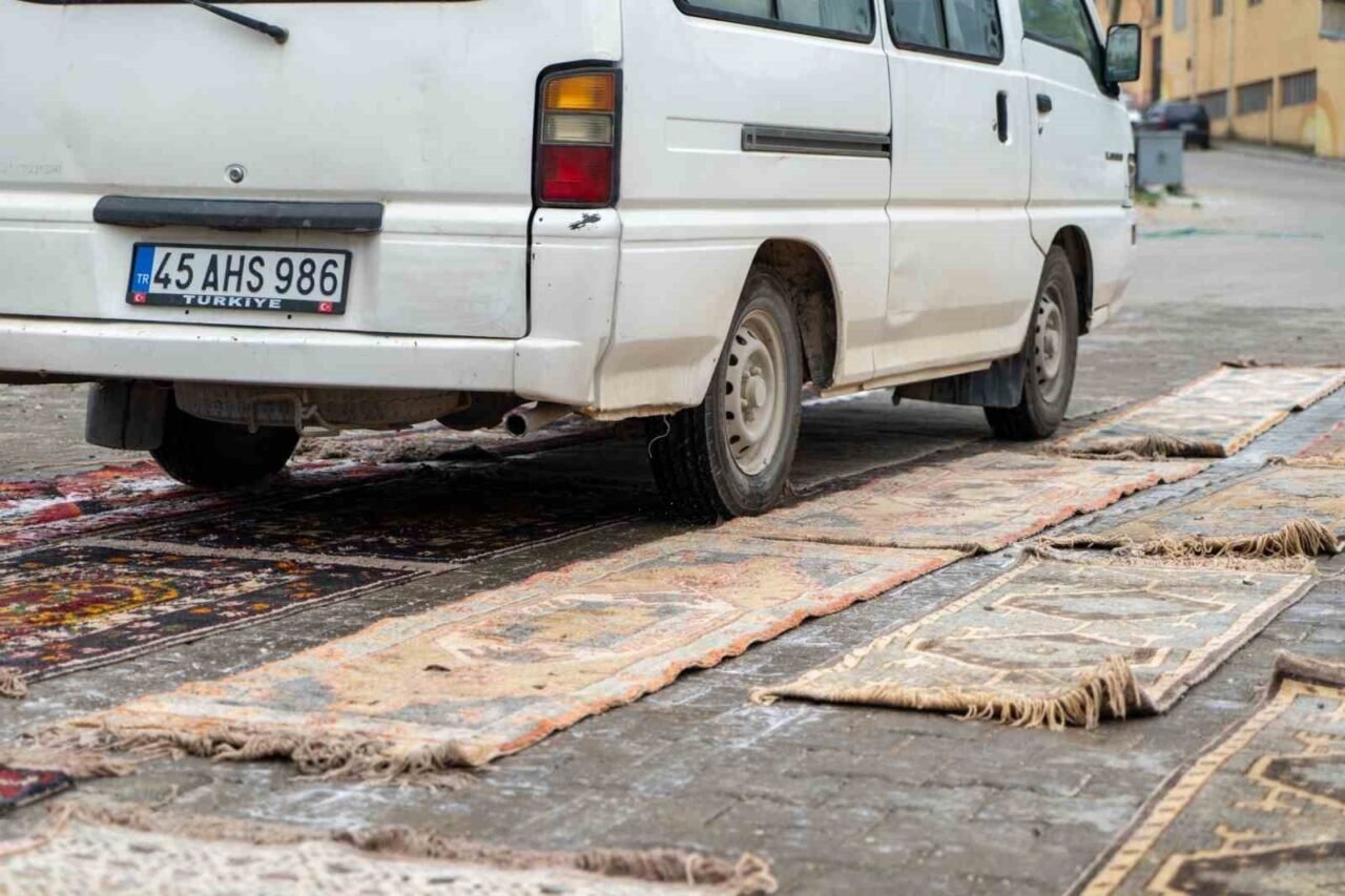 Manisa’da şaşkına çeviren halı eskitme yöntemi