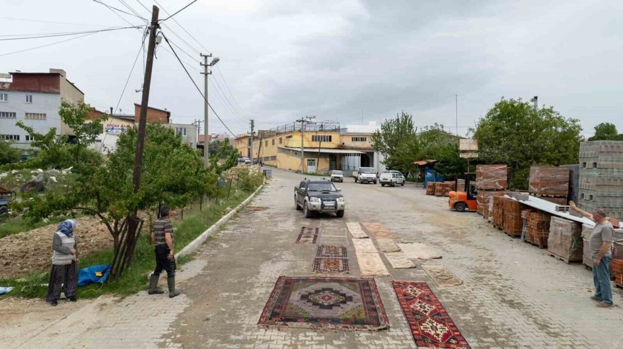 Manisa’da şaşkına çeviren halı eskitme yöntemi