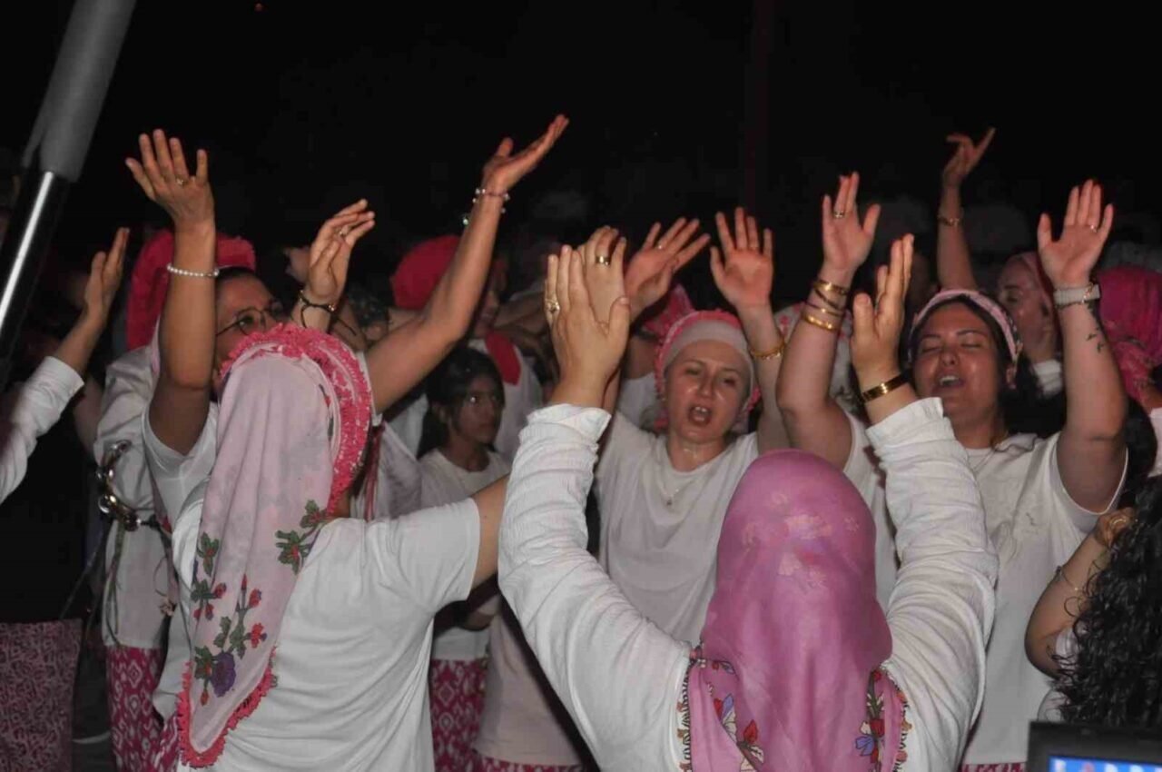 Manisa’nın tarihi mahallesi şalvar gecesiyle şenlendi