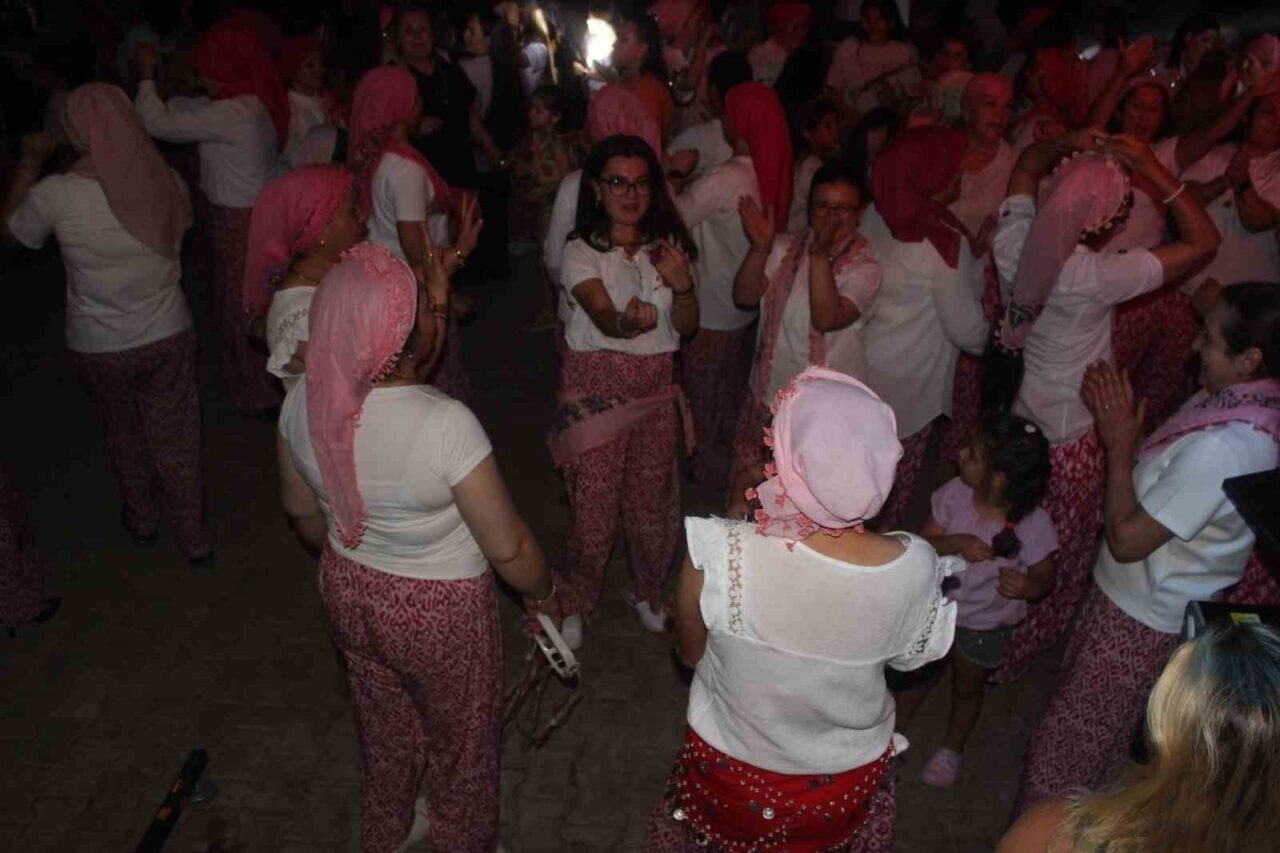 Manisa’nın tarihi mahallesi şalvar gecesiyle şenlendi